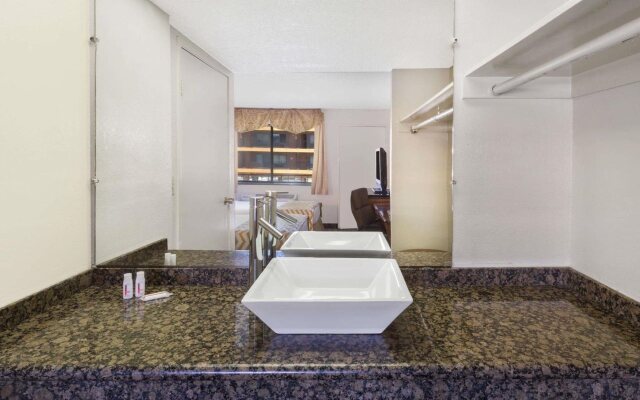 Travelodge by Wyndham Reno Downtown