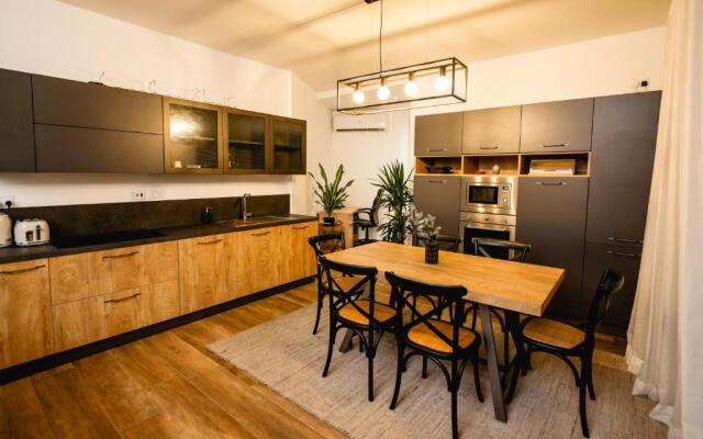 Luxurious Penthouse with Private POOL, WIFI & AC by 360 Estates