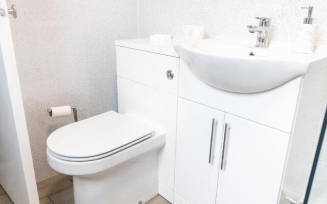 Adrian House, near Hospital, easy parking + garden