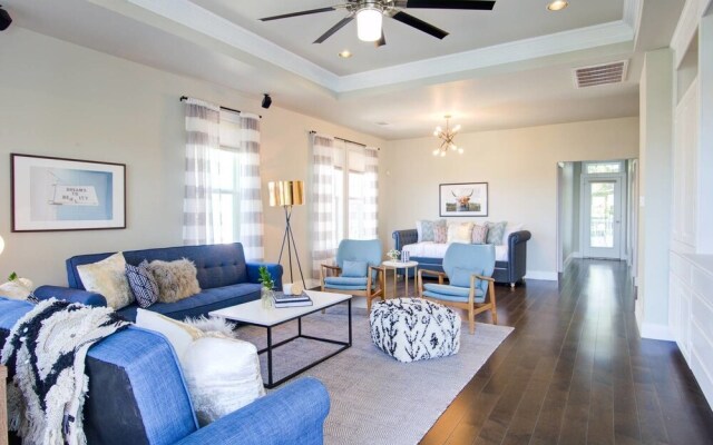 Massive 14 Bed/3.5ba Downtown Home by Domio