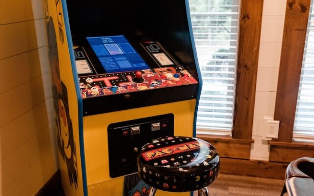 Bigfoots Retreat 2 Bedroom Chalet by RedAwning