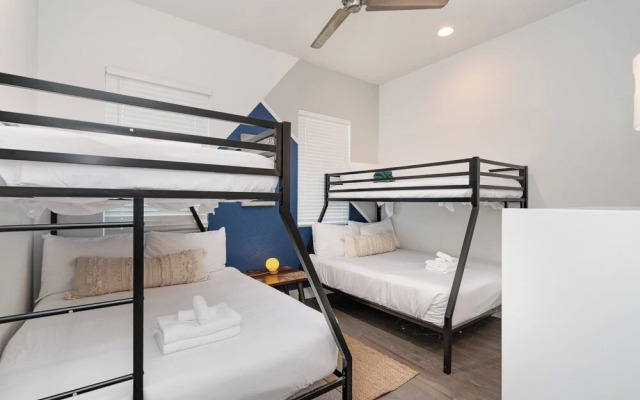 Jade - Private Patio and Balcony - Near Germantown