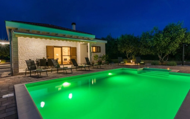Brandneue Villa mit Pool
