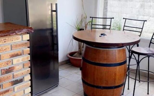 Petite annexe avec piscine commune