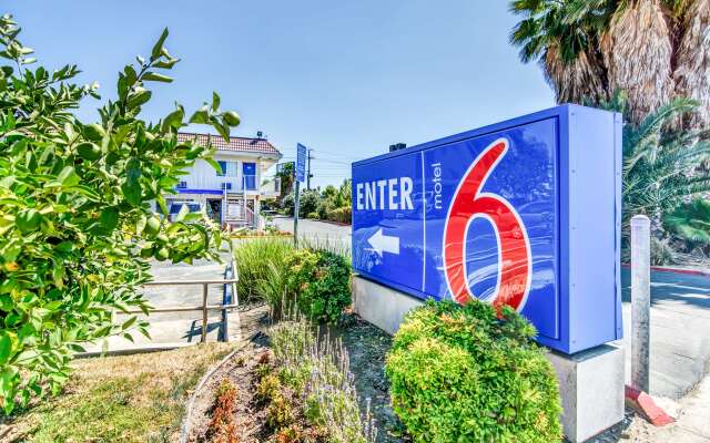 Motel 6 Stockton, CA - Charter Way West