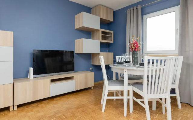 Czerniakowska Apartment by Renters