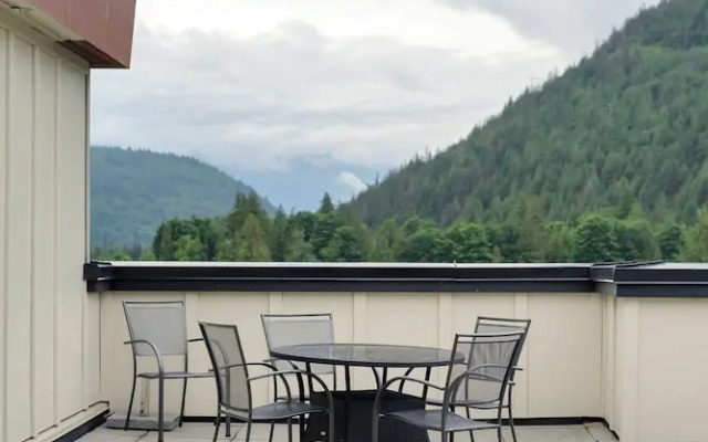Rooftop Paradise Luxe 2BR  Lake Views