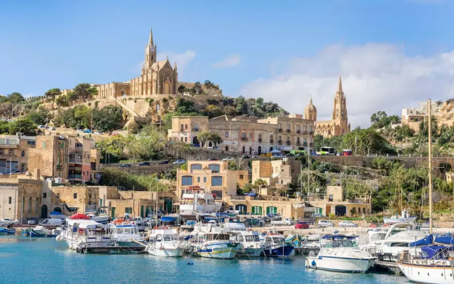 Sea and sun Views 2bd Apt Marsalforn Gozo