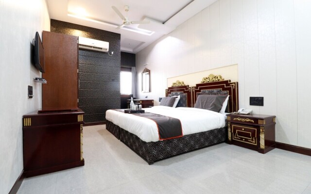 Collection O 45418 Hotel Rahul Palace