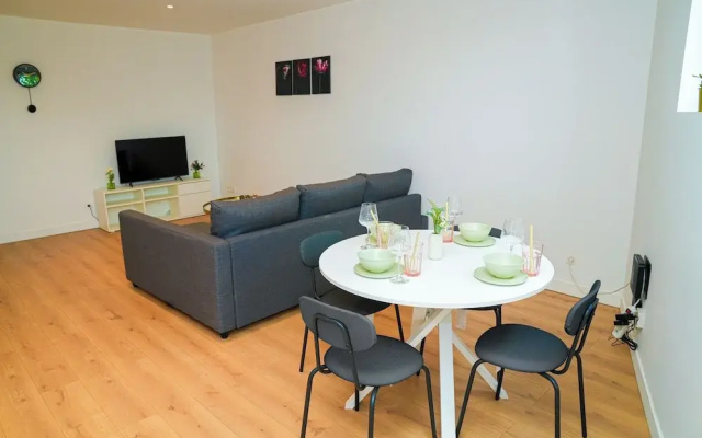 Cozy 1BR With Living Room Near City