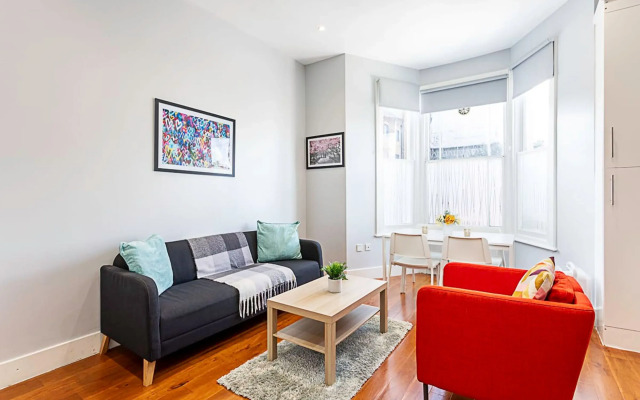 Refurbished St.johns Hill Apartment