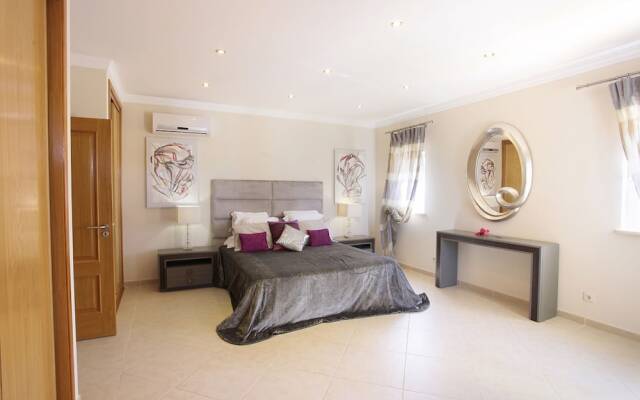 Outstanding Villa Very Well Located Near The Beach