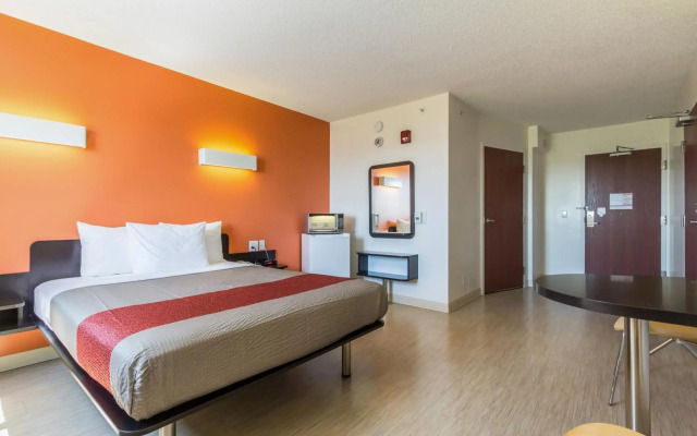Motel 6 Kingston, ON