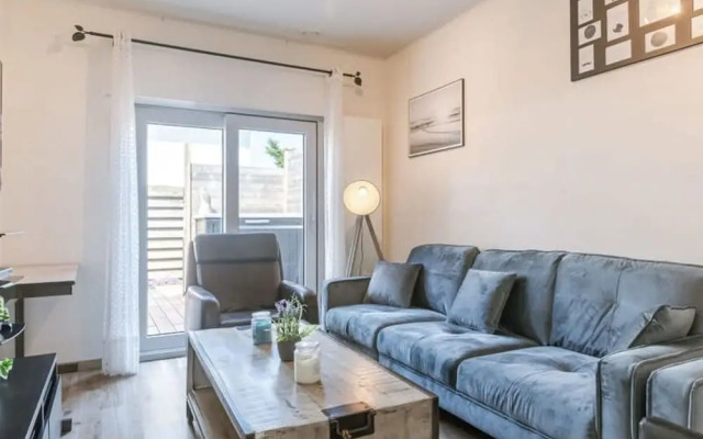 Spacious House With Garden and Parking