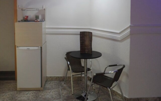 Makaku's Motel - Adults Only