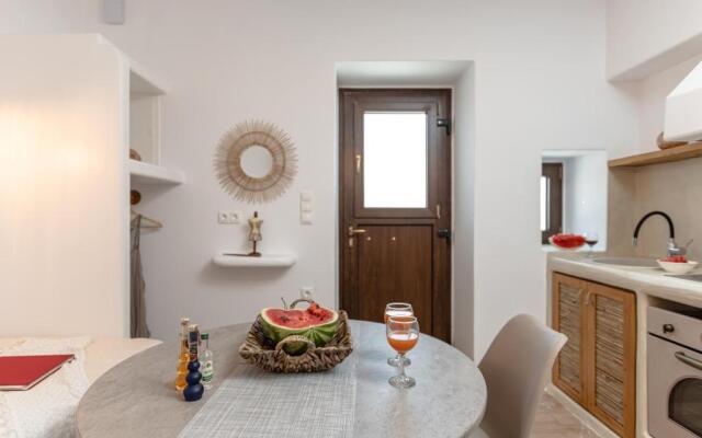 White Luxurious Apartment IΙI