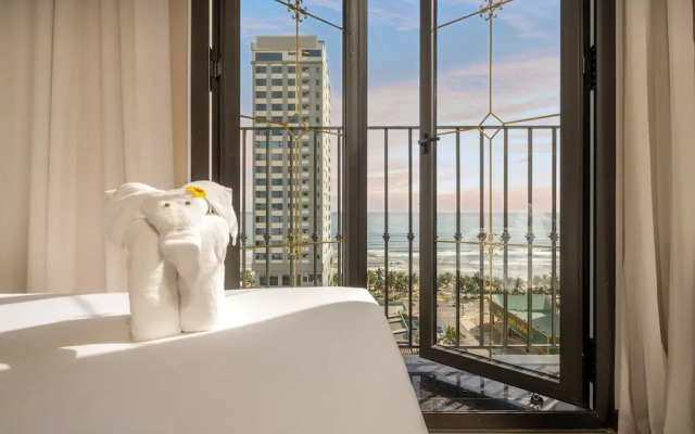 Golden Lotus Luxury Hotel Da Nang