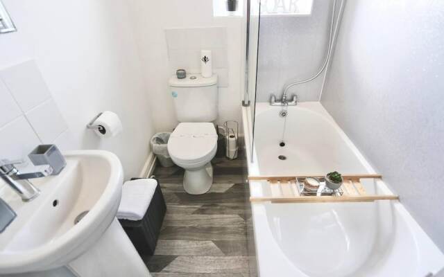 Charming 2-bed Home in Blackpool-central w Parking