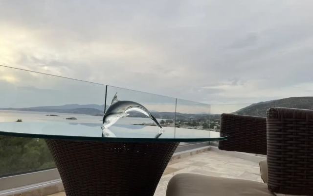 Luxurious 2-bed Seaside Apartment in Saronida