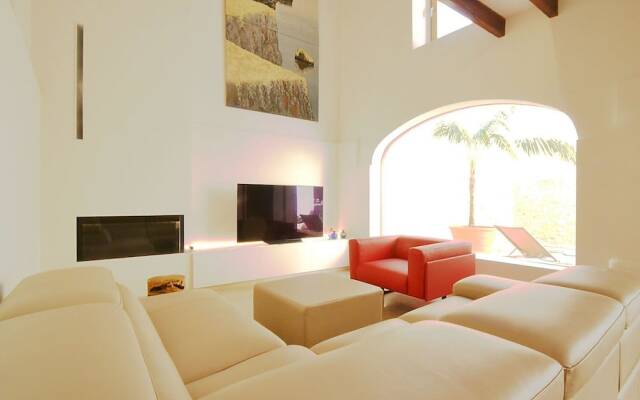 Top Quality Modern Town House in Petra With Private Pool