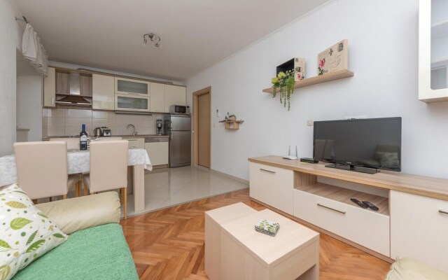 Amazing Apartment in Makarska With Wifi and 2 Bedrooms