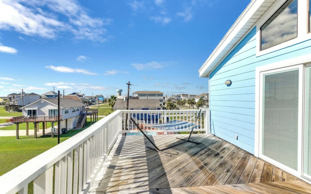 Walk to Beach: Family-friendly Galveston Home!