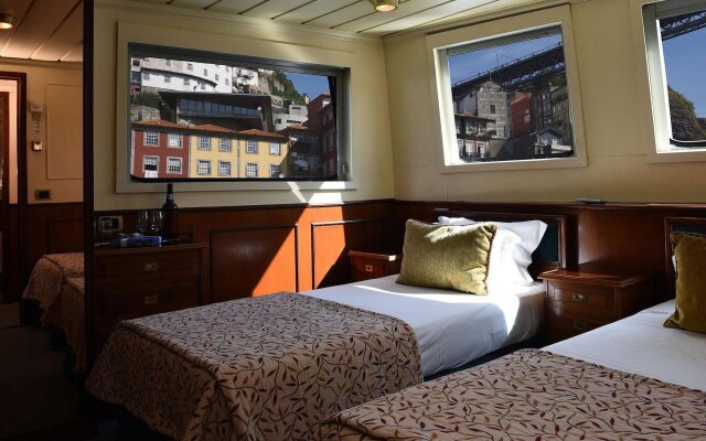 Invicta Ribeira Boat Hotel