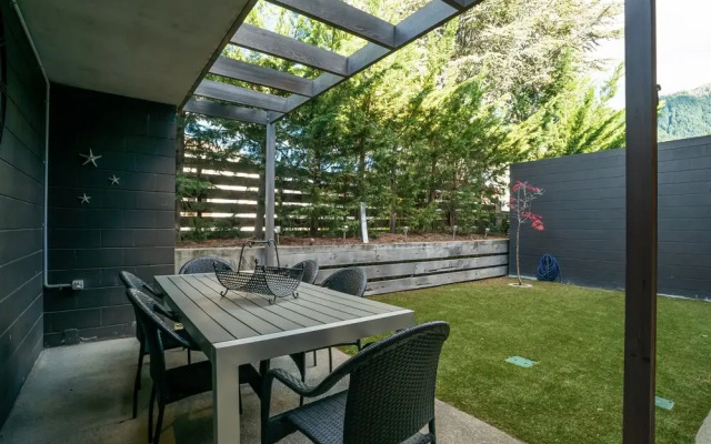 Central Location - Contemporary 2 Bedroom Aptm