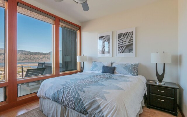 ALOFT Airy Design Townhouse with Columbia River View by RedAwning
