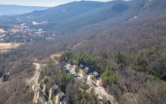 Ideal Location & Mountain Views: Chattanooga Home!