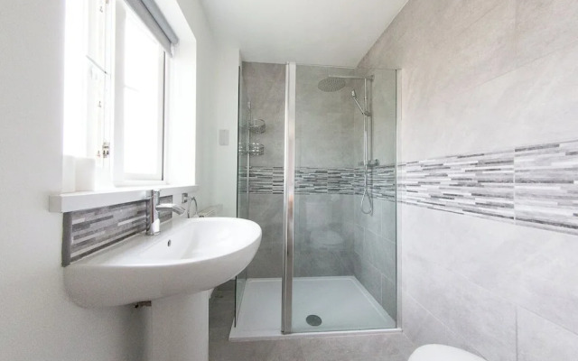 5 Bed Detached House - Sleeps 14