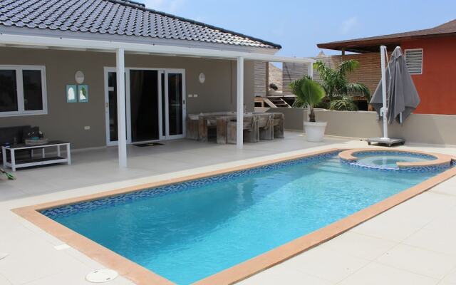 Modern Villa in Jan Thiel with Hot Tub
