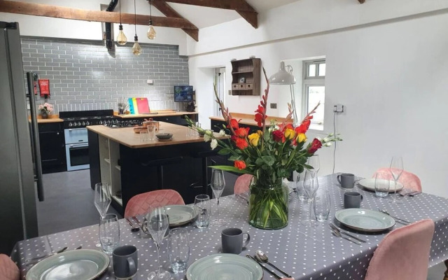Remarkable Farmhouse House That Sleeps 11