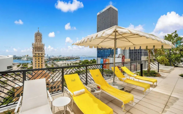 Downtown 1BR Apt with Skyline Views