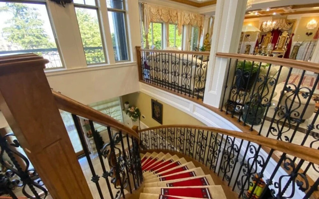 Empress Palace Hotel