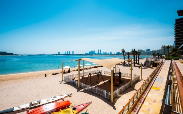 Palm Jumeirah Luxury w Private Beach Atlantis View