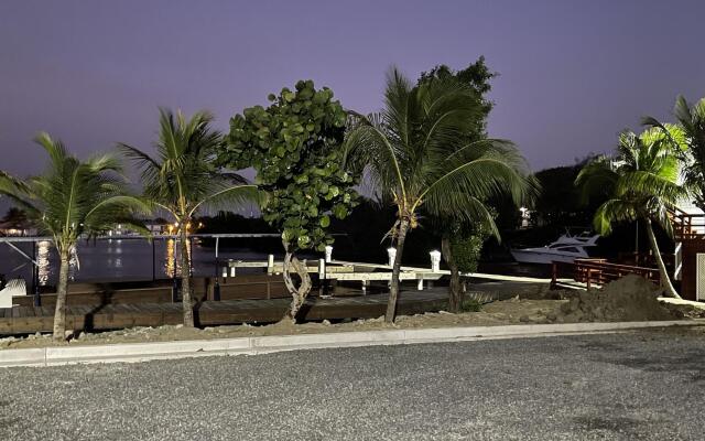 Roatan Yacht Club