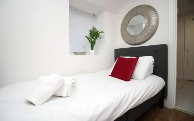 5 Bed House - Sleeps 16 - Parking - Wifi