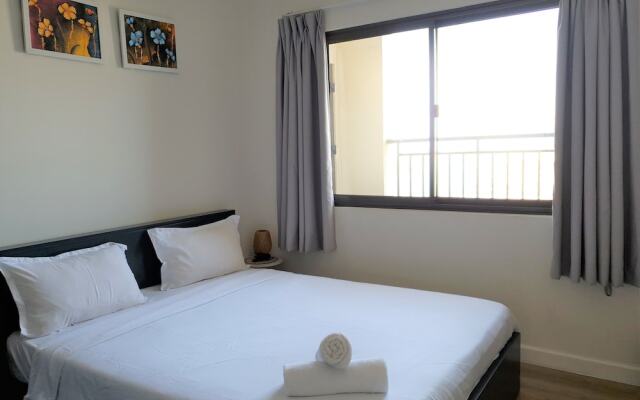 Ami Splendid Rooftop Pool