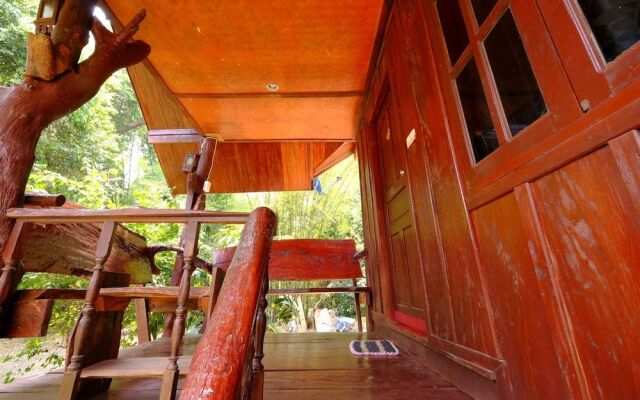 Baanpakrimklong Sukhamon Homestay & Resort