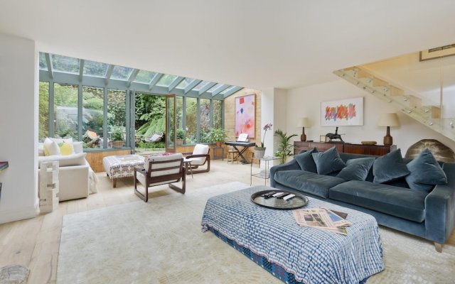 Gorgeous Stylish Interior Designed 5 Bed Home in Holland Park - Superb Location