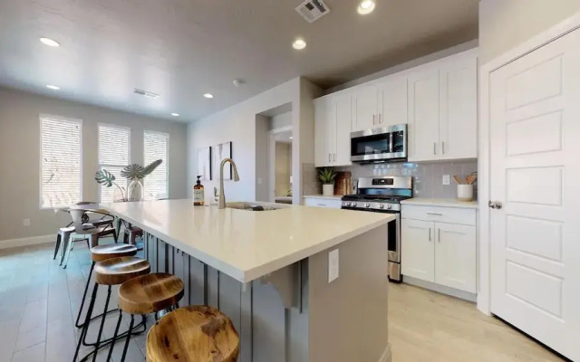 Desert Serenity 4 Bedroom Apts by RedAwning