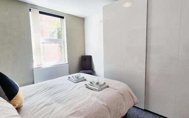 Stylish & Modern 2BR Flat