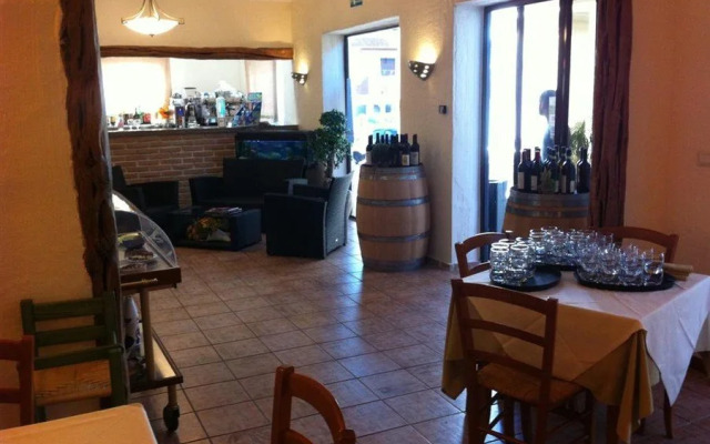 Green Gallery Hotel and Restaurant