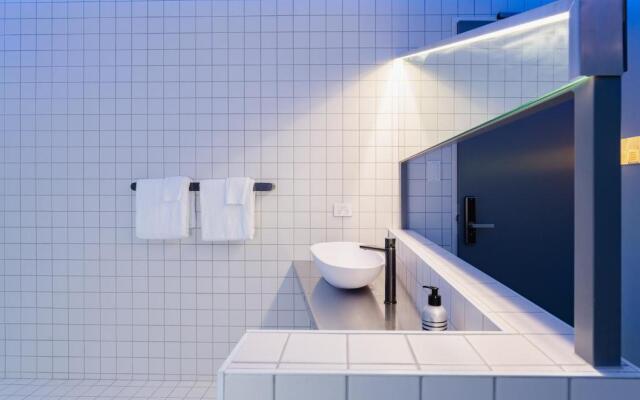 Quarters B2- Luxurious Studio