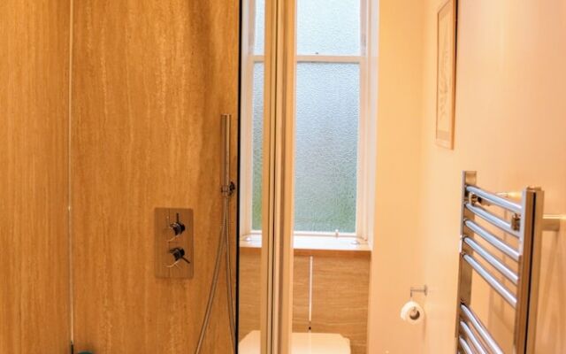 Modern Arthurs Seat Apartment