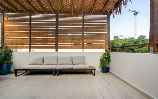 Stylish Apartment Includes Pool Parking in Condado