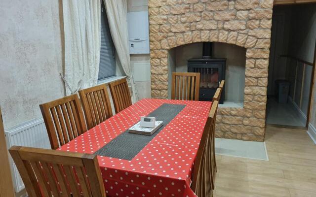 Cheerful 4-bedroom holiday home close to the Sea