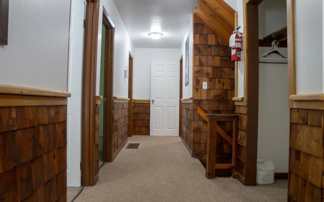 Tyrolean Village Resort-6 Bedroom Chalet