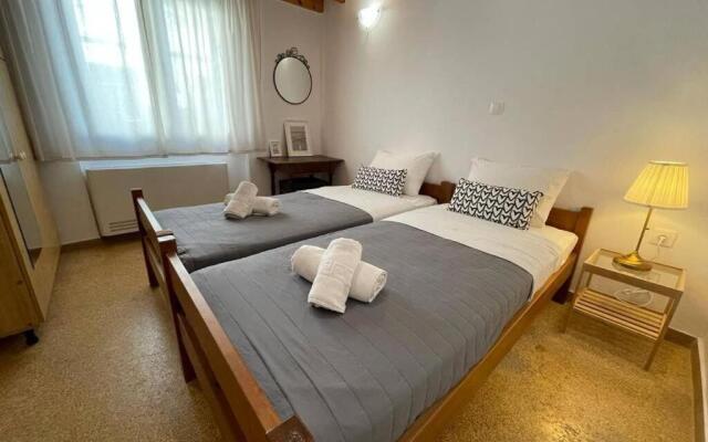 PANOS ROOMS Modern 3-Bedroom apartment